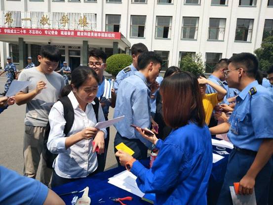 老师参与活动